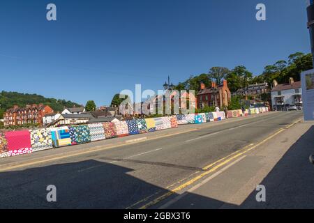 LLANGOLLEN, WALES – JULI 17 2021: Bridges Not Walls, Tapestry Arts Installation on Bridge over River Dee von Luke Jerram zur Veröffentlichung von 2021 International M Stockfoto