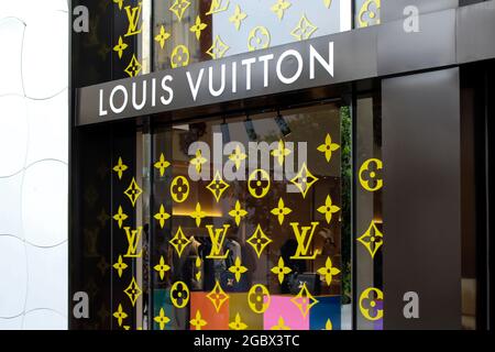 Fassade des Louis Vuitton Stores außerhalb des Miami Design District in Miami, Florida. Luxuriöses Einkaufszentrum und Geschäft. Stockfoto