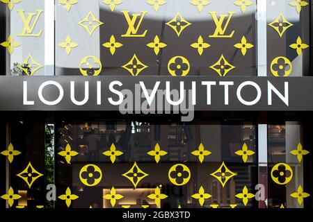 Fassade des Louis Vuitton Stores außerhalb des Miami Design District in Miami, Florida. Luxuriöses Einkaufszentrum und Geschäft. Stockfoto