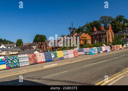 LLANGOLLEN, WALES – JULI 17 2021: Bridges Not Walls, Tapestry Arts Installation on Bridge over River Dee von Luke Jerram zur Veröffentlichung von 2021 International M Stockfoto