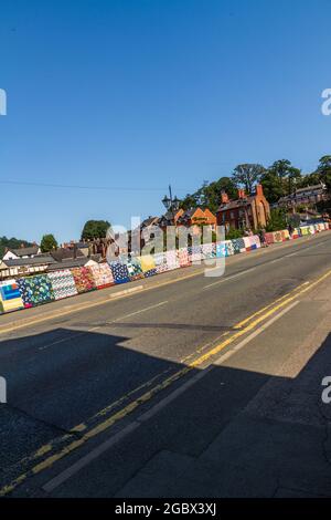 LLANGOLLEN, WALES – JULI 17 2021: Bridges Not Walls, Tapestry Arts Installation on Bridge over River Dee von Luke Jerram zur Veröffentlichung von 2021 International M Stockfoto