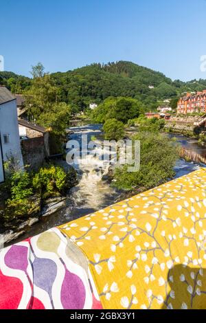 LLANGOLLEN, WALES – JULI 17 2021: Bridges Not Walls, Tapestry Arts Installation on Bridge over River Dee von Luke Jerram zur Veröffentlichung von 2021 International M Stockfoto