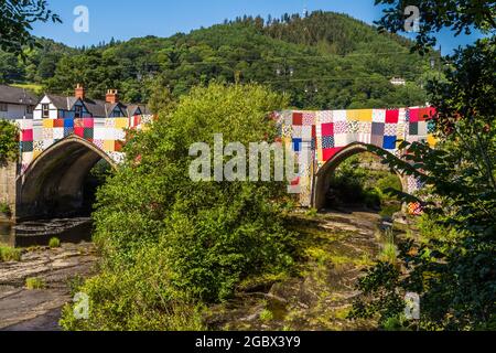 LLANGOLLEN, WALES – JULI 17 2021: Bridges Not Walls, Tapestry Arts Installation on Bridge over River Dee von Luke Jerram zur Veröffentlichung von 2021 International M Stockfoto