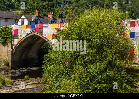 LLANGOLLEN, WALES – JULI 17 2021: Bridges Not Walls, Tapestry Arts Installation on Bridge over River Dee von Luke Jerram zur Veröffentlichung von 2021 International M Stockfoto