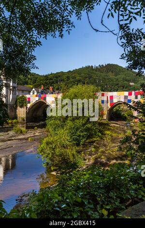 LLANGOLLEN, WALES – JULI 17 2021: Bridges Not Walls, Tapestry Arts Installation on Bridge over River Dee von Luke Jerram zur Veröffentlichung von 2021 International M Stockfoto