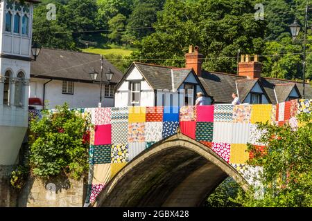 LLANGOLLEN, WALES – JULI 17 2021: Bridges Not Walls, Tapestry Arts Installation on Bridge over River Dee von Luke Jerram zur Veröffentlichung von 2021 International M Stockfoto