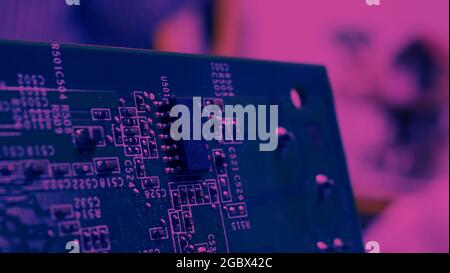 Halbleiter. cpu-Chip auf der grünen Hauptplatine des Computers. Halbleiterplatine der Hauptplatine. Hightech-Computerplatine mit Hersteller Stockfoto