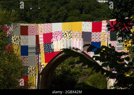 LLANGOLLEN, WALES – JULI 17 2021: Bridges Not Walls, Tapestry Arts Installation on Bridge over River Dee von Luke Jerram zur Veröffentlichung von 2021 International M Stockfoto