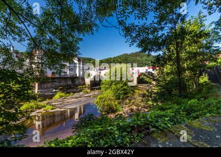 LLANGOLLEN, WALES – JULI 17 2021: Bridges Not Walls, Tapestry Arts Installation on Bridge over River Dee von Luke Jerram zur Veröffentlichung von 2021 International M Stockfoto