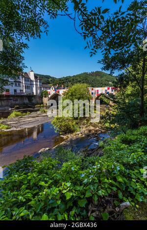 LLANGOLLEN, WALES – JULI 17 2021: Bridges Not Walls, Tapestry Arts Installation on Bridge over River Dee von Luke Jerram zur Veröffentlichung von 2021 International M Stockfoto