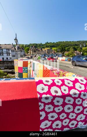 LLANGOLLEN, WALES – JULI 17 2021: Bridges Not Walls, Tapestry Arts Installation on Bridge over River Dee von Luke Jerram zur Veröffentlichung von 2021 International Stockfoto