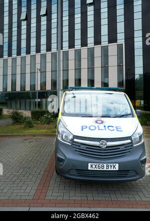 Polizeiauto parkte vor dem Cube-Gebäude in Corby, England. Stockfoto