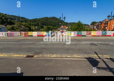 LLANGOLLEN, WALES – JULI 17 2021: Brücken statt Mauern, Tapisserie-Installation auf Brücke über Stockfoto