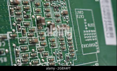 Halbleiter. cpu-Chip auf der grünen Hauptplatine des Computers. Halbleiterplatine der Hauptplatine. Hightech-Computerplatine mit Hersteller Stockfoto
