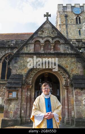 England, Hampshire, Petersfield, Rev will Hughes vor der St. Peter's Church Stockfoto