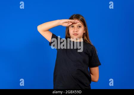 Ja, Sir. Portrait des verantwortungsbewussten gehorsamen kleinen Mädchens mit Zopf in Denim-Overalls, das mit Respekt vor der Kamera grüssend und patriotisches Kind anschaut Stockfoto