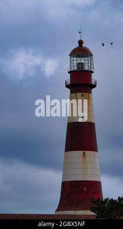 Alter rot-weißer Leuchtturm in Mar del Plata, Argentinien. Aufgenommen an einem Winternachmittag Stockfoto