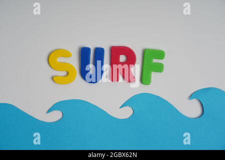 Wort-Surf in farbigen Alphabeten geschrieben, lustige Art, Kinder zu unterrichten Stockfoto