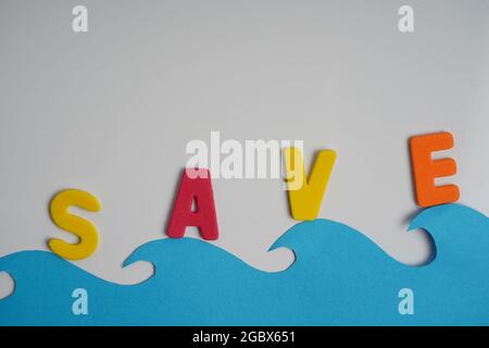 Wort sparen in farbigen Alphabeten geschrieben, lustige Art, Kinder zu unterrichten Stockfoto