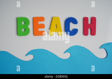 Wort Strand in farbigen Alphabeten geschrieben, lustige Art, Kinder zu unterrichten Stockfoto