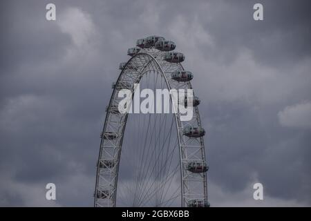 London, Großbritannien. August 2021. Dunkle Wolken ziehen sich über dem London Eye zusammen, wenn der Regen in die Hauptstadt zurückkehrt. Kredit: SOPA Images Limited/Alamy Live Nachrichten Stockfoto