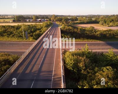 Einzelradfahrer auf der Brücke über die Hauptstrasse, kein Verkehr Stockfoto