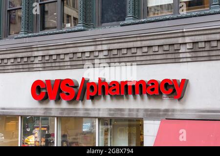 NEW YORK, USA - 15. MAI 2019: Außenansicht und Logo des CVS-Apotheken-Einzelhandels in New York Stockfoto