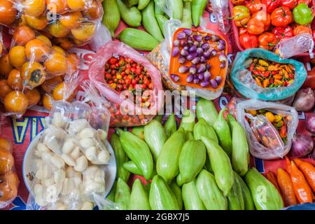 Gemüse zum Verkauf auf dem Belen Markt in Iquitos, Peru Stockfoto