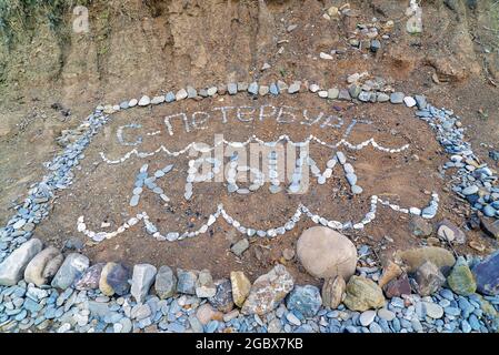 Die Inschrift St. Petersburg-Krim , mit Meereskieseln am Strand ausgelegt Stockfoto