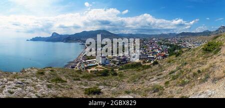 Blick auf die Stadt Sudak von der Höhe des Berggipfels der Äolischen Harfe. Krim Stockfoto
