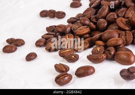 Natürlicher Hintergrund für Cafe-Menü oder Broschürenvorlage - Makrofoto von braun gerösteten Kaffeebohnen, Nahaufnahme Stockfoto