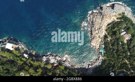 Amalfiküste von Punta Campanella in der Nähe von Sorrento. Atemberaubende Luftaufnahme von Drohne in der Sommersaison Stockfoto