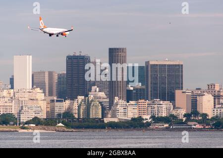 RIO DE JANEIRO, BRASILIEN - 26. FEBRUAR 2016: Flugzeuge VON GOL Airlines bereiten sich auf die Landung auf dem Flughafen Santos Dumont vor. Stockfoto