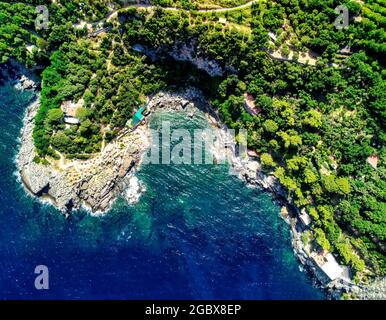 Die Küste entlang der Punta Campanella in der Nähe von Sorrento, Italien. Atemberaubende Luftaufnahme von Drohne in der Sommersaison Stockfoto