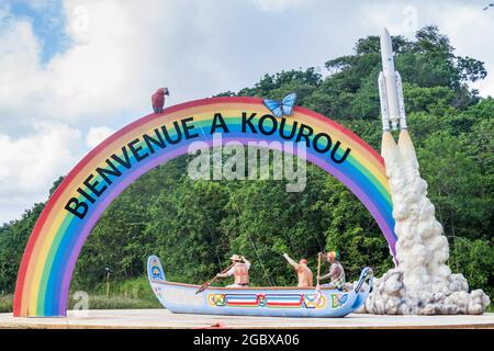 KOUROU, FRANZÖSISCH-GUAYANA - 3. AUGUST 2015: Willkommen Regenbogenbogen mit Weltraumrakete Ariane 5 auf der Straße nach Kourou, Französisch-Guayana. Stockfoto