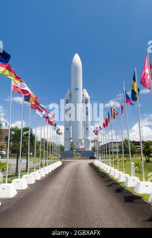 KOUROU, FRANZÖSISCH-GUAYANA - 4. AUGUST 2015: Modell der Ariane 5-Weltraumrakete und Flaggen von ESA-Mitgliedern im Centre Spatial Guyanais (Guayana Space Center) in K Stockfoto