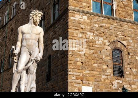 Fontana del Nettuno vor dem Palazzo Vecchio auf der Piazza della Signoria in Florenz, Italien. Stockfoto