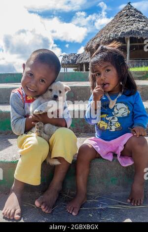 GRAN SABANA, VENEZUELA - 13. AUGUST 2015: Indigene Kinder in der Region Gran Sabana in Venezuela Stockfoto