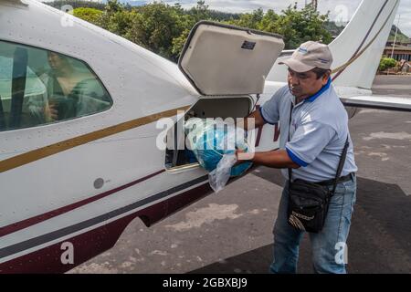 CANAIMA, VENEZUELA - 16. AUGUST 2015: Entladung des Cessna 210 Centurion-Flugzeugs auf dem Flughafen im Dorf Canaima, Venezuela Stockfoto