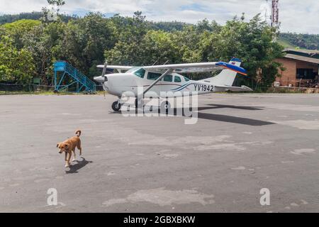 CANAIMA, VENEZUELA - 16. AUGUST 2015: Cessna-Flugzeug am Flughafen im Dorf Canaima, Venezuela Stockfoto