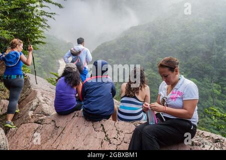 ANGEL FALLS, VENEZUELA - 16. AUGUST 2015: Touristen beobachten Angel Falls (Salto Angel), den höchsten Wasserfall der Welt (978 m), Venezuela Stockfoto