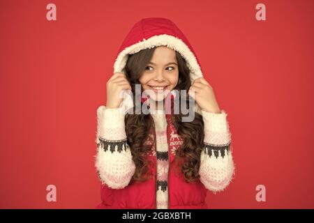 Träume werden wahr. Kalte Jahreszeit Aktivität Stil. Kindheit Glück. Thermische Kleidung. Glückliche Teenager-Mädchen tragen warme Kleidung. Winter-Kid-Mode. Kind mit Stockfoto