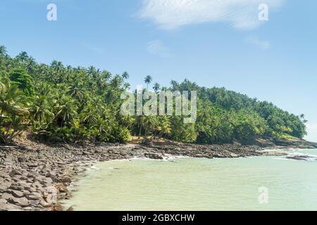 Küste der Ile Royale, eine der Inseln der Iles du Salut (Inseln der Erlösung) in Französisch-Guayana Stockfoto