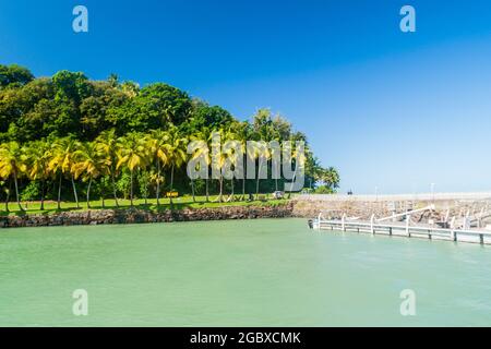 Pier auf der Ile Royale, einer der Inseln der Iles du Salut (Inseln der Erlösung) in Französisch-Guayana. Stockfoto