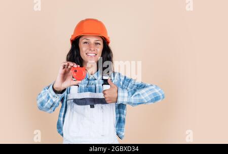 Entwickelt, um Preform. Techniker arbeiten mit Maßband Werkzeug. Sicherheitsuniform. Ausrüstung für die Reparatur. Mechaniker Mädchen in schützenden Hardhat Stockfoto