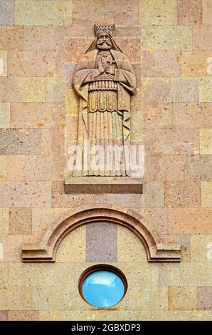Religiöse Ornament mit Figur des heiligen in vulkanischen Tuffsteinen an der Wand einer armenischen Kirche geschnitzt Stockfoto