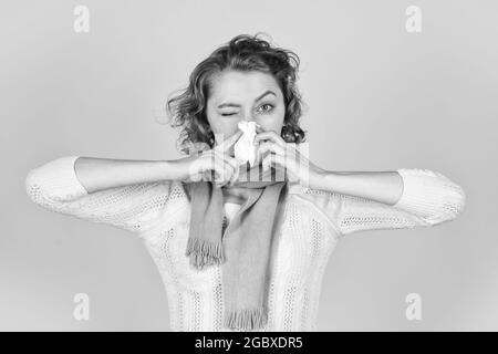 Unwohls Weibchen. Erkrankt mit Kehlkopfentzündung. Akute respiratorische Viren. Kranke Frau verwenden Papier. Influenza-Infektion und Lungenentzündung. Coronavirus-Ausbruchskonzept Stockfoto