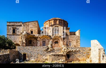 Blick auf die Kirche Panagia Odigitria in der byzantinischen Stadt Monemvasia, Stockfoto