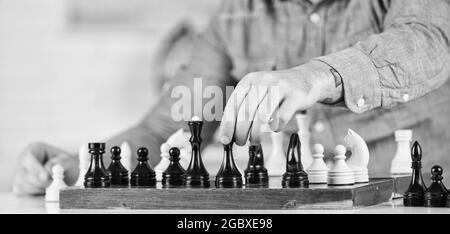 Schach ist selten ein Spiel mit idealen Zügen. Entwicklungslogiken. Schullehrerin. Schach spielen. Intellektuelles Hobby. Schachlektion. Strategiekonzept. Denken Stockfoto