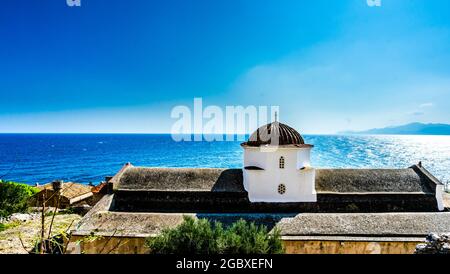 Blick auf die alte byzantinische Kirche der Stadt Monemvasia, Griechenland Stockfoto